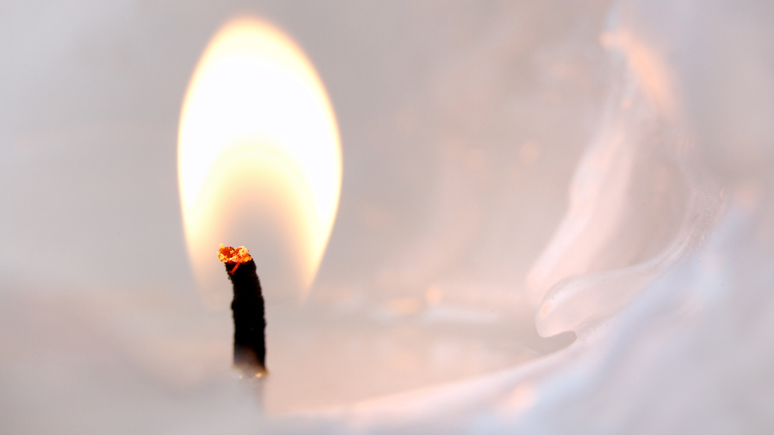 How to care for your WoodWick Large Hourglass Candle