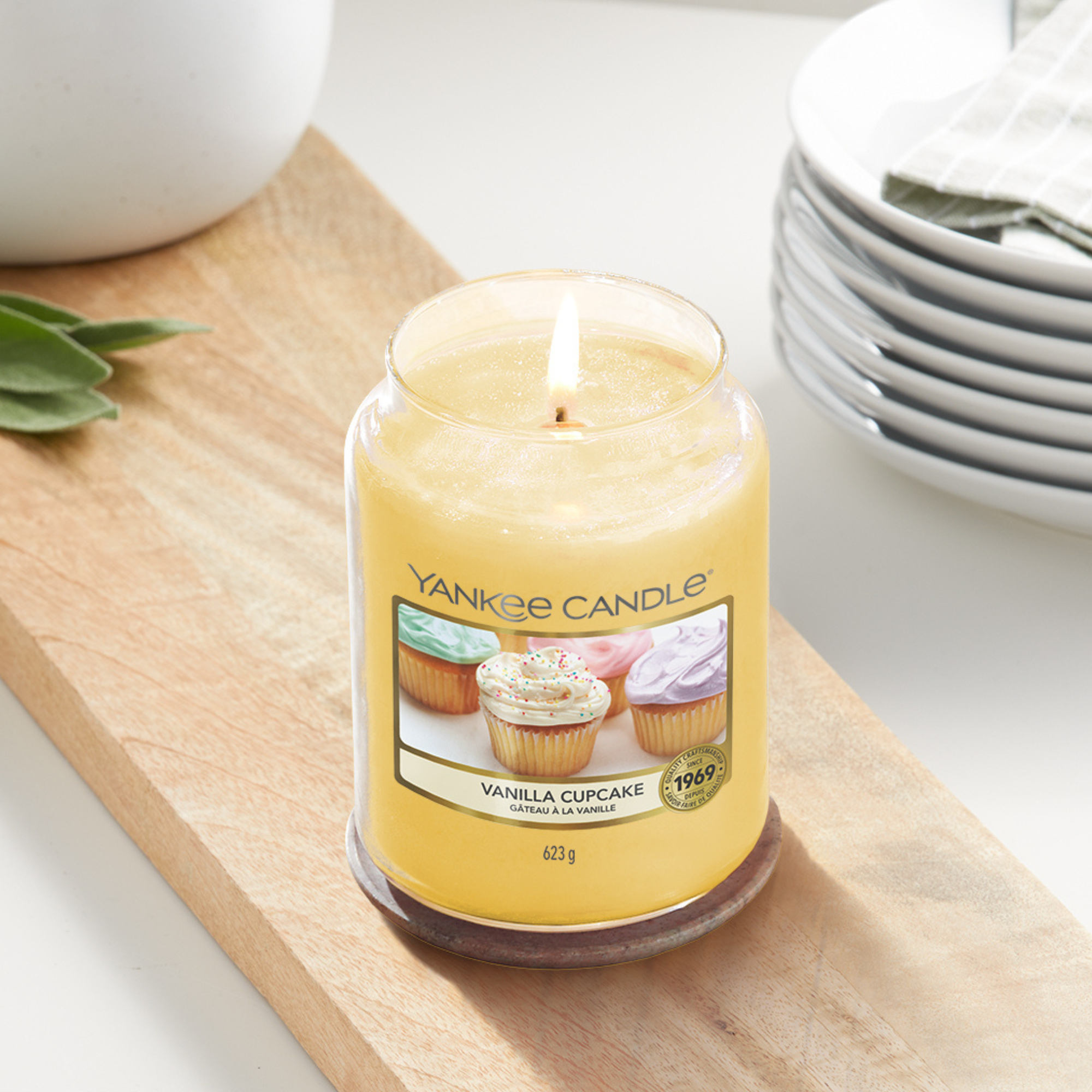 Yankee Candle Vanilla Cupcake Large Jar Candle. The rich, creamy fragrance of vanilla cupcakes with hints of lemon and lots of buttery icing.