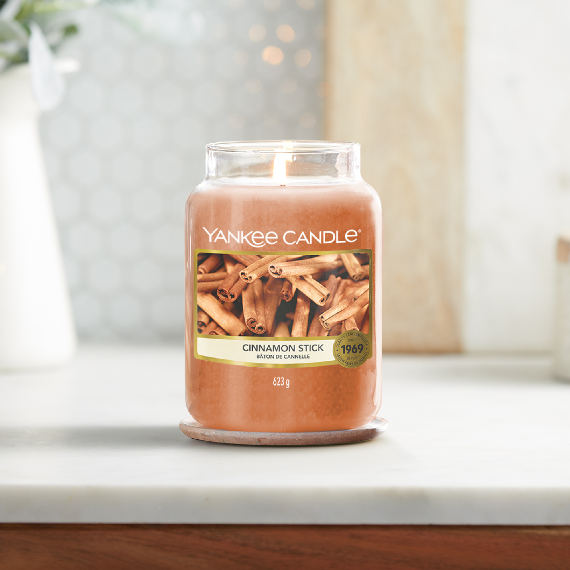 Yankee Candle Cinnamon Stick Large Jar Candle. A lovely blend of sweet spicy aromas − warm cinnamon bundled with cloves.