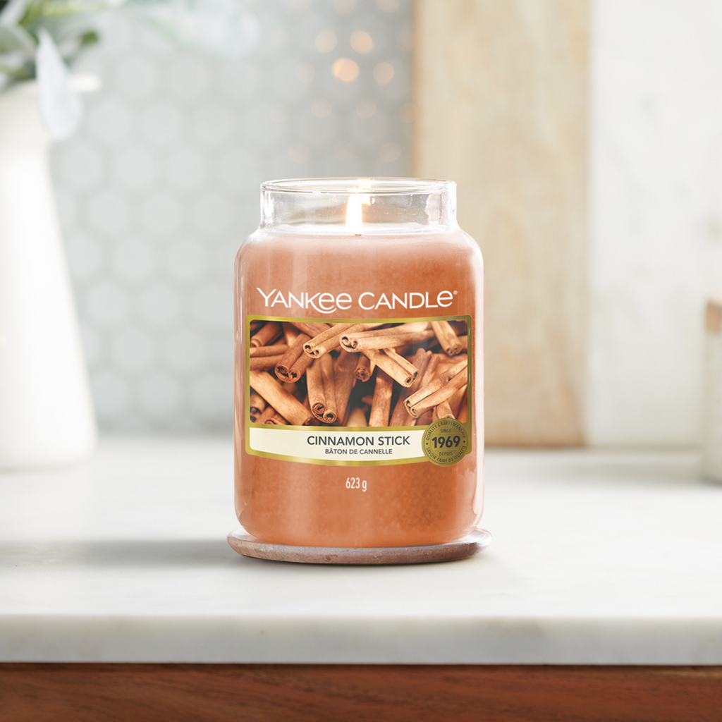 Yankee Candle Cinnamon Stick Large Jar Candle. A lovely blend of sweet spicy aromas − warm cinnamon bundled with cloves.